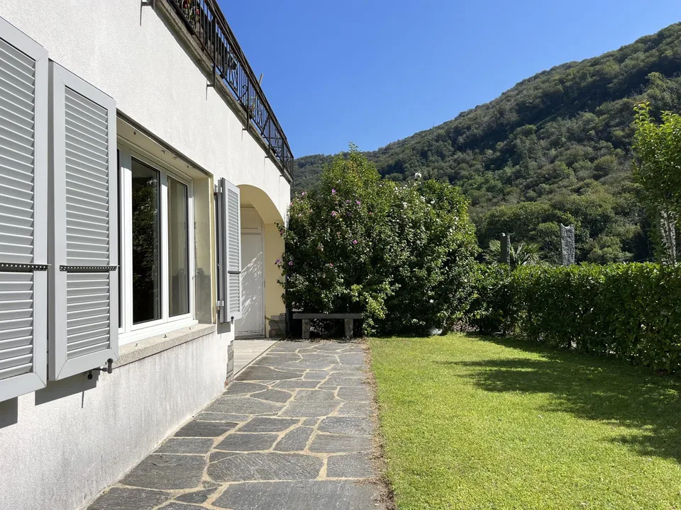 LUMINEUX 2.5 PIÈCES AVEC PISCINE ET GRAND JARDIN À BARBENGO – photo 8 sur 10