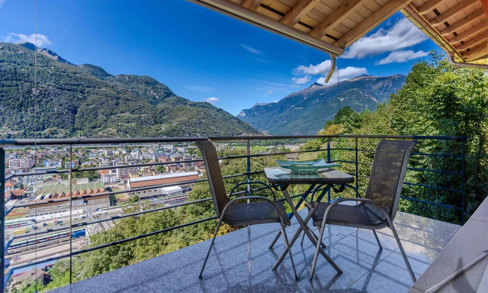 INCANTEVOLE CASA 4.5 NEL VERDE CON VISTA A BELLINZONA-DARO