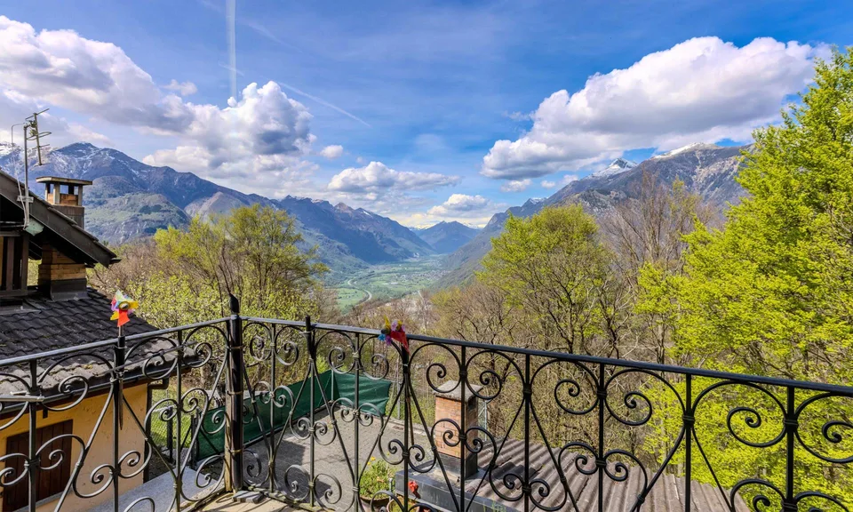 SPLENDIDA CASCINA 6.5 CON STUPENDA VISTA APERTA AD ARBEDO