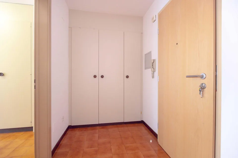 GELEGENHEIT - GERÄUMIGE 2.5 ZIMMER IN STRATEGISCHER LAGE IN MENDRISIO – Foto 6 von 8