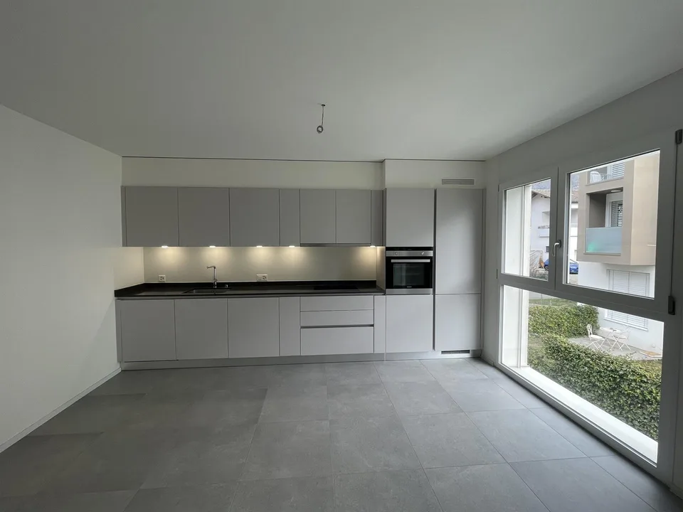 Modernes und geräumiges 2.5-Zimmer-Apartment mit zwei internen Parkplätzen