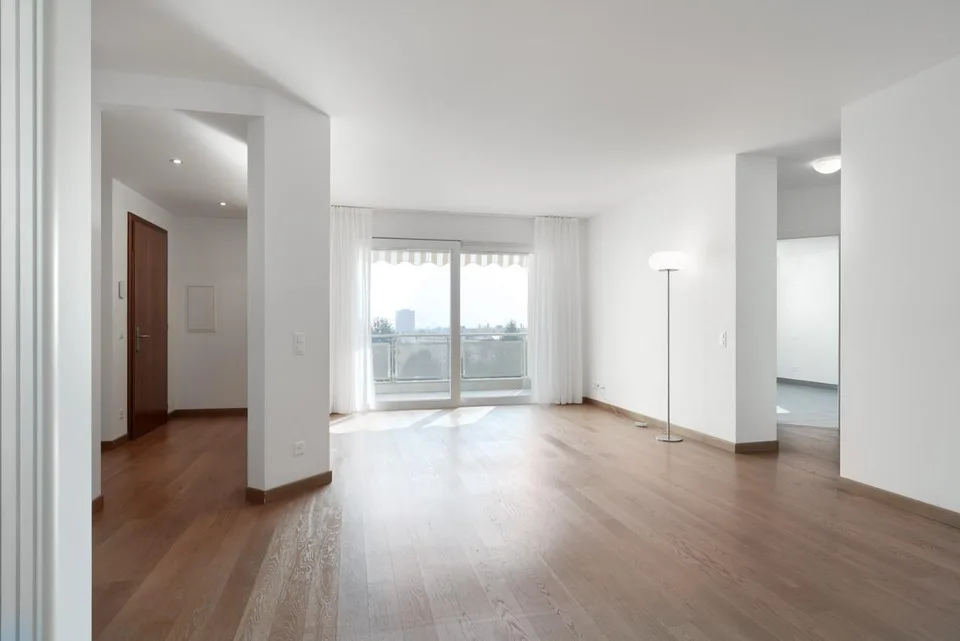 HELLE UND GERAUMIGE 3.5-ZIMMER-WOHNUNG IN STADT