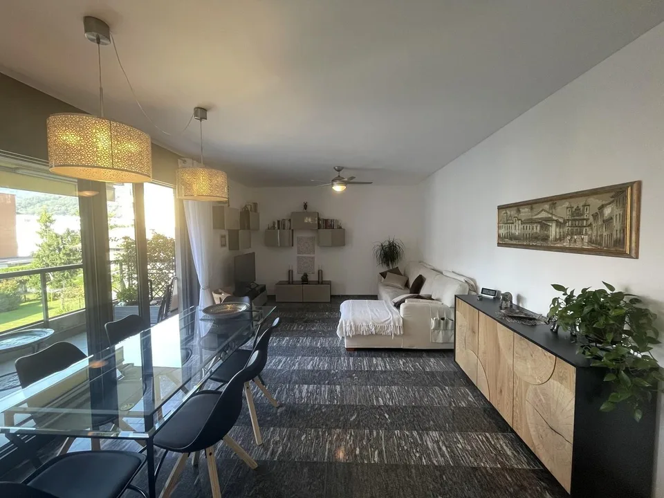 ELEGANTE APPARTAMENTO 4.5 ALL'ULTIMO PIANO CON DUE POSTEGGI