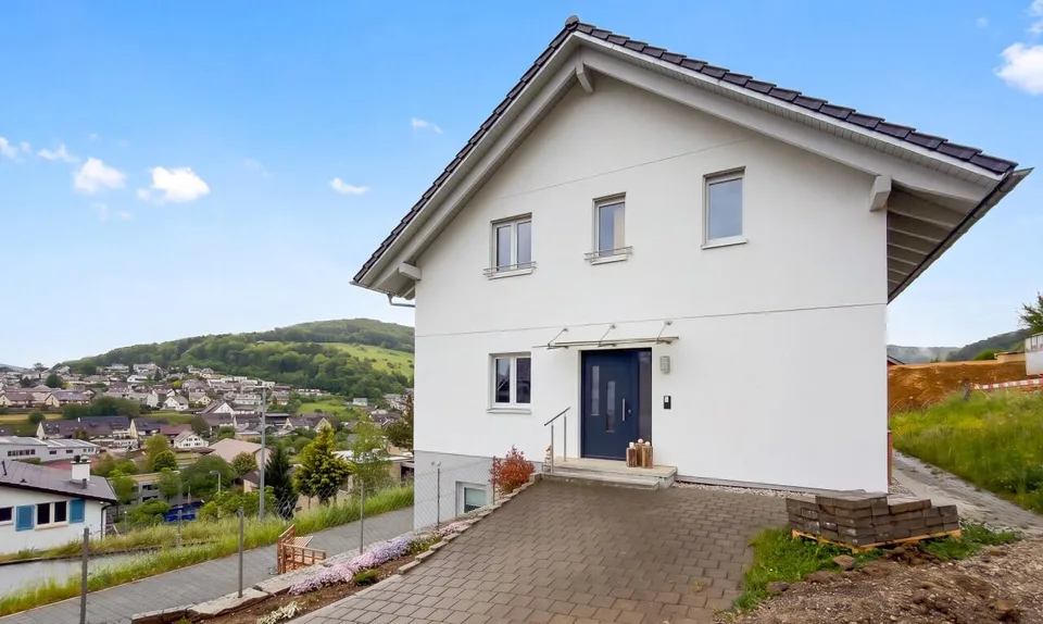 Modernes Zweifamilienhaus mit Weitsicht und hohem Komfort