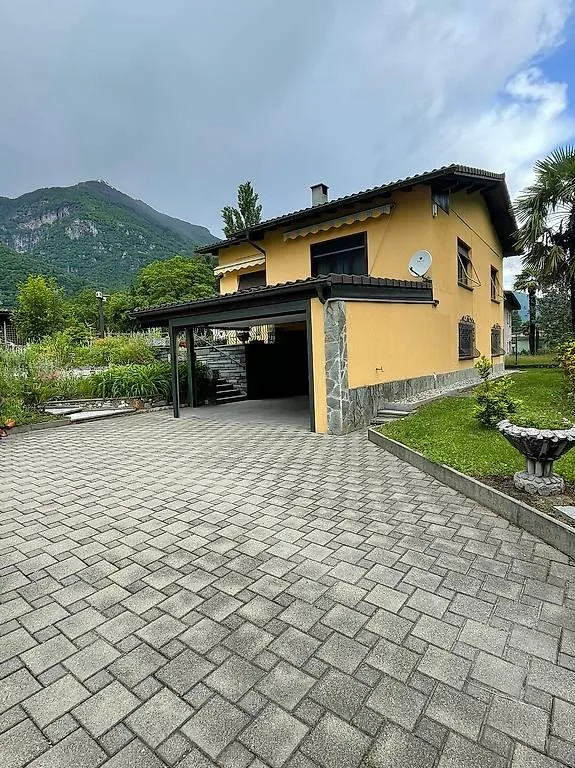 Casa indipendente bifamiliare immersa nel verde con ampio terreno a...