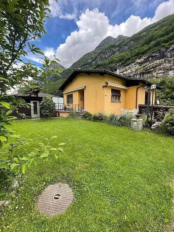 Casa indipendente bifamiliare immersa nel verde con ampio terreno a Cresciano