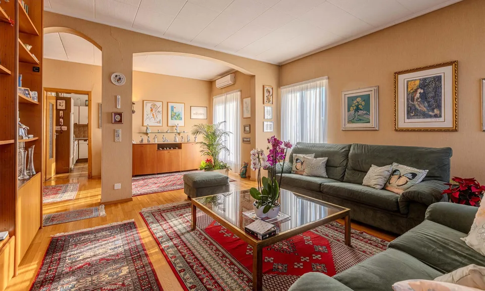 SPAZIOSA VILLA DI 10 LOCALI CON GIARDINO A MORBIO INFERIORE