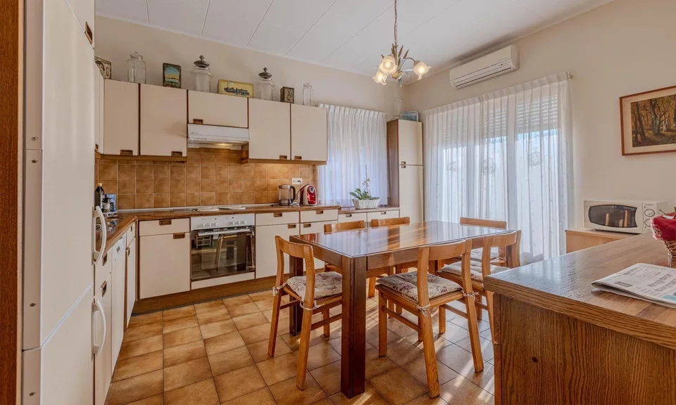 SPAZIOSA VILLA DI 10 LOCALI CON GIARDINO A MORBIO INFERIORE