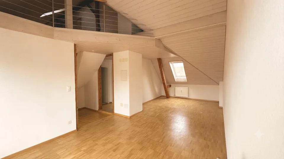 Appartamento mansardato unico con galleria nel quartiere Breite