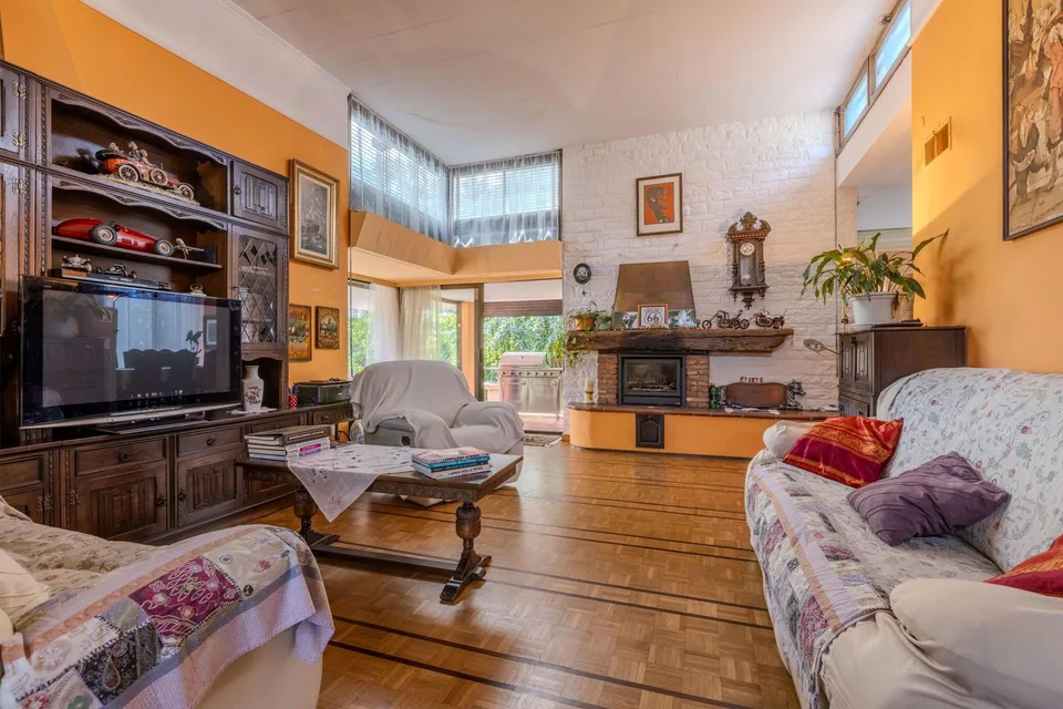 VILLA IN ZONA RISERVATA CON AMPIO GIARDINO A COLDRERIO