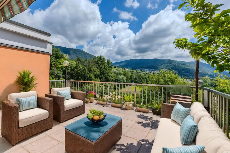 VILLA IN ZONA RISERVATA CON AMPIO GIARDINO A COLDRERIO