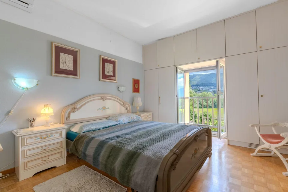 VILLA IN ZONA RISERVATA CON AMPIO GIARDINO A COLDRERIO