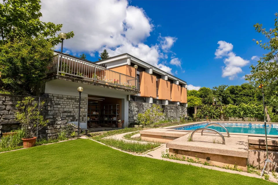 VILLA IN ZONA RISERVATA CON AMPIO GIARDINO A COLDRERIO