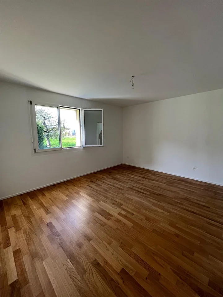 Modern 3.5-room apartment with large, covered balcony