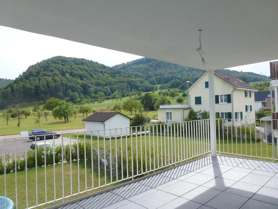 Moderne 3.5-Zimmerwohnung mit grossem, gedeckten Balkon