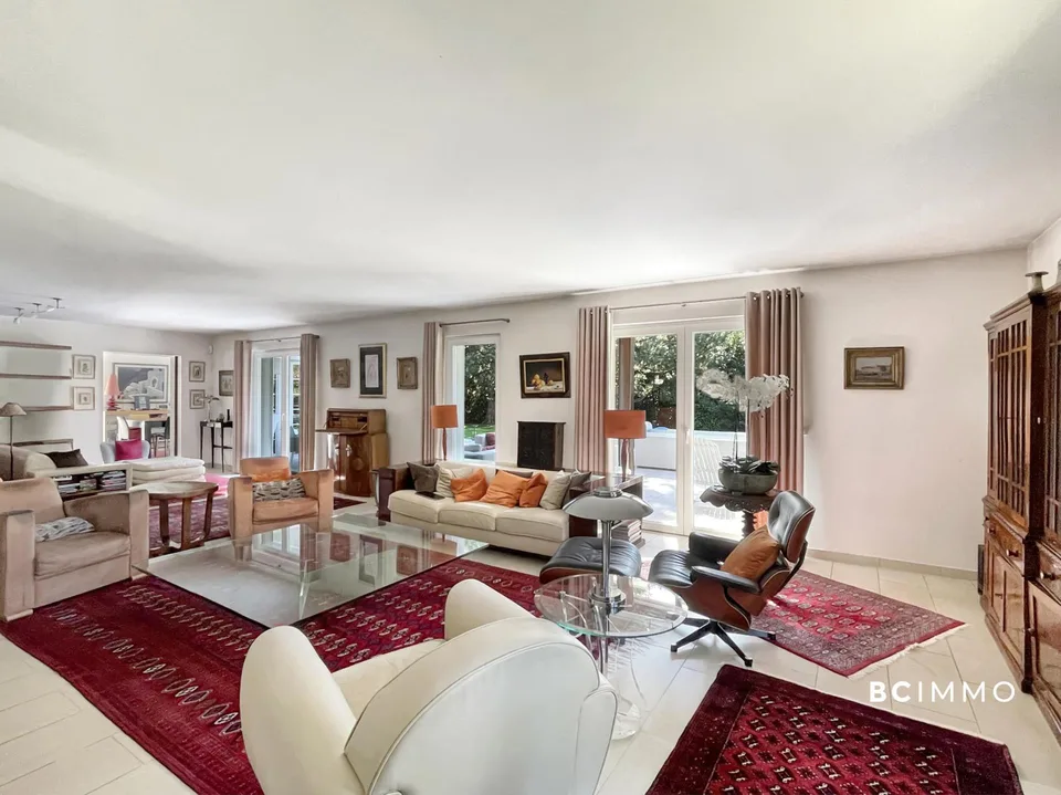 Luxusvilla mit Innenpool