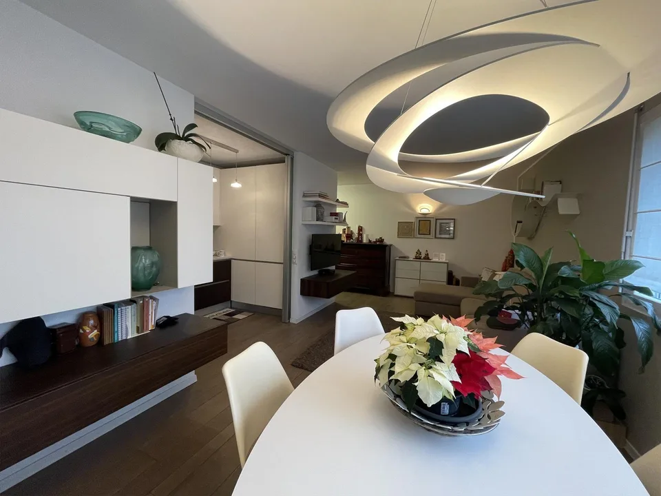 ELEGANTE ED AMPIO APPARTAMENTO 2.5 CON GRANDE POSTEGGIO