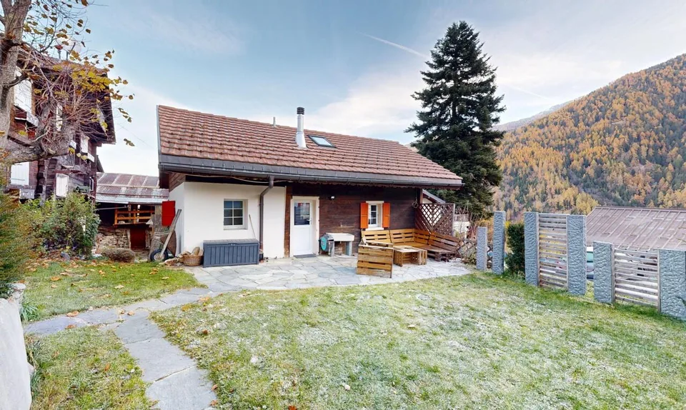Exclusif: Chalet sur trois niveaux avec jardin