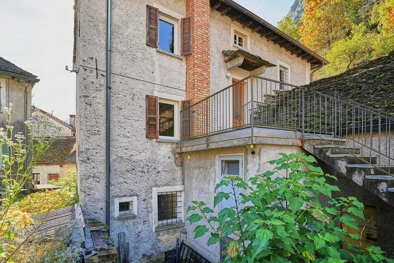 2-Familienhaus mit Rustico im Dorfkern / casa bifamiliare con rusti...
