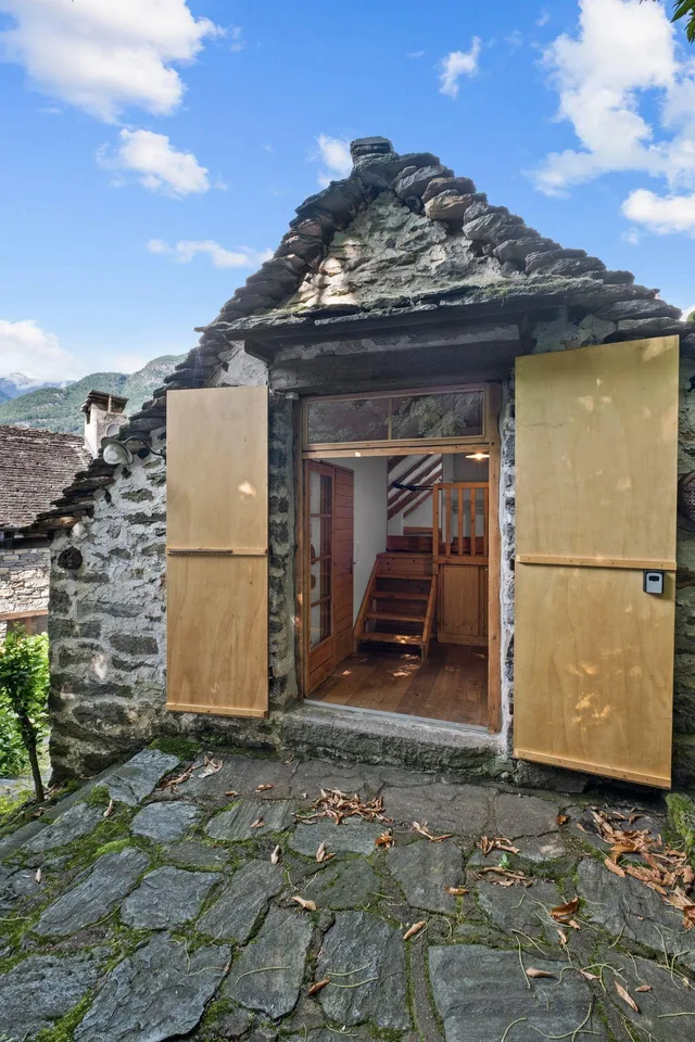 Authentisches Tessiner Rustico mit Sitzplatz im Maggiatal