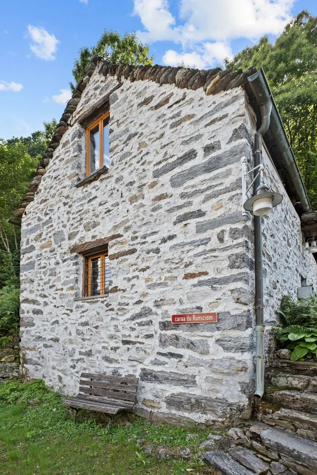 Authentisches Tessiner Rustico mit Sitzplatz im Maggiatal