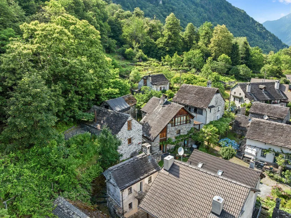 Authentisches Tessiner Rustico mit Sitzplatz im Maggiatal
