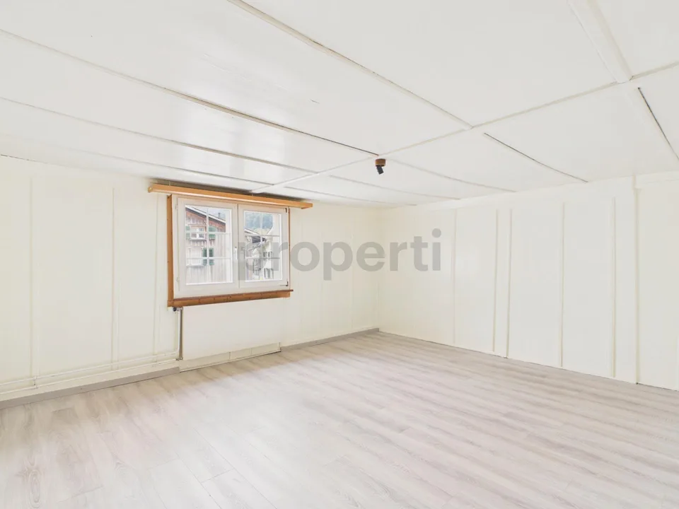 Casa unifamiliare storica con potenziale polivalente a Glarus Süd