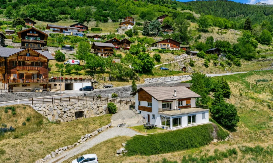 Magnifique propriété avec vue panoramique à Mase