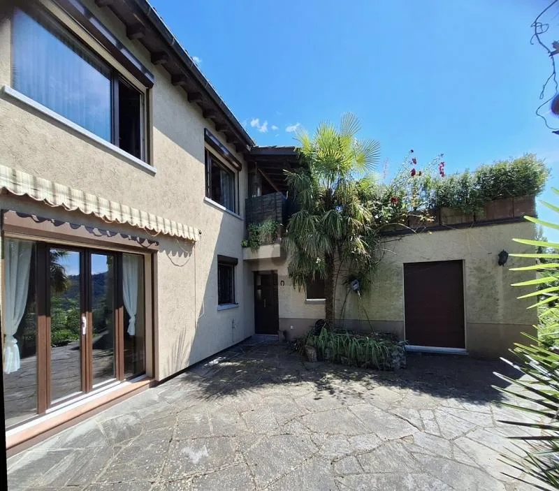 CON GIARDINO ,PISCINA E SAUNA