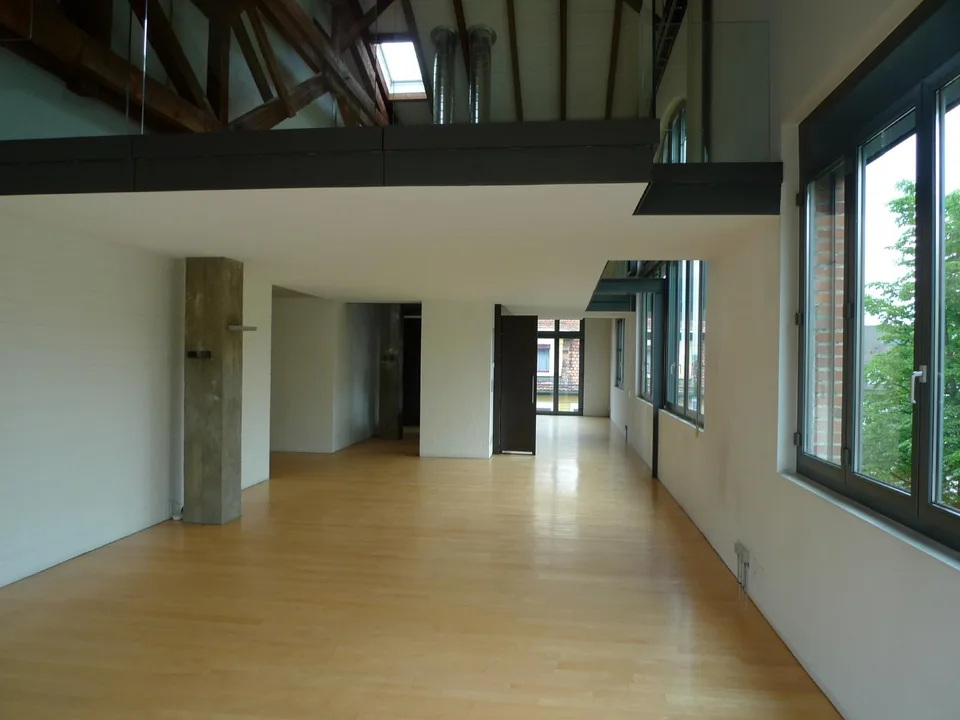 Einmalige Gelegenheit: Traumhaftes Loft mit Galerie & großer Fensterfr