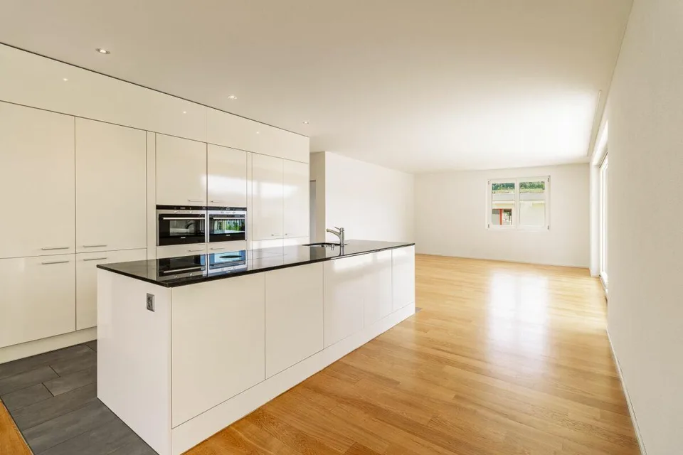 Appartement d'attique moderne dans un quartier résidentiel préféré