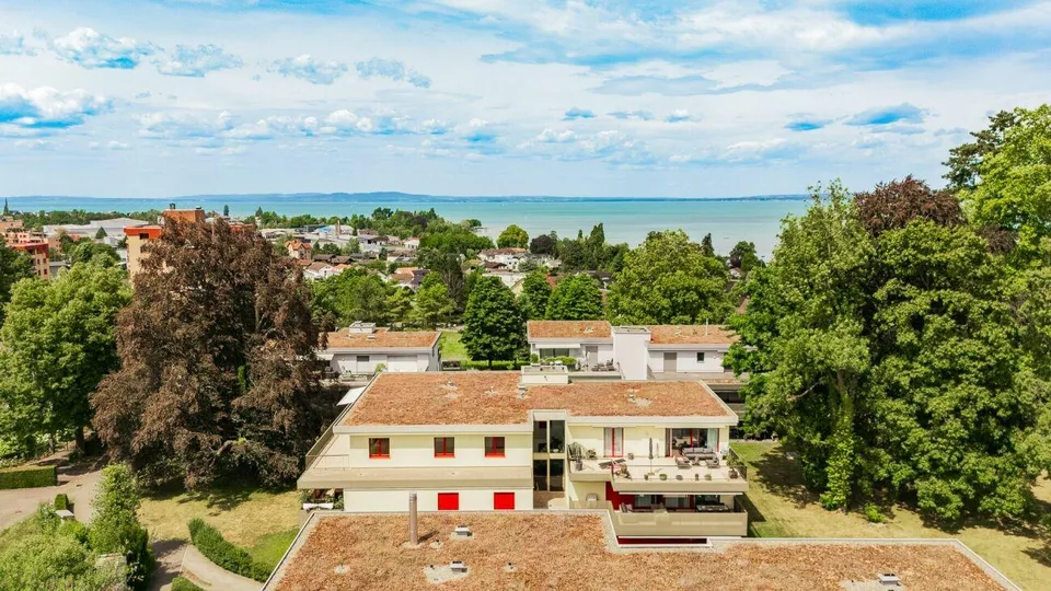 Appartement d'attique moderne dans un quartier résidentiel préféré