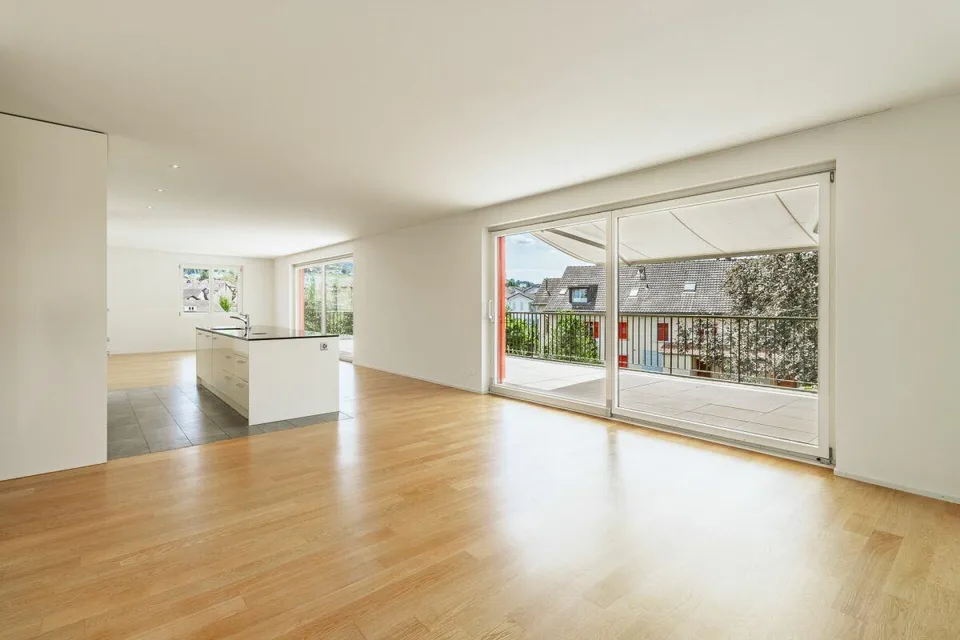 Appartement d'attique moderne dans un quartier résidentiel préféré
