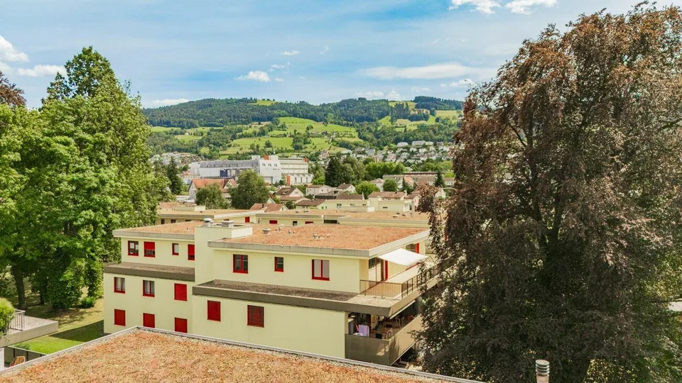 Appartement d'attique moderne dans un quartier résidentiel préféré