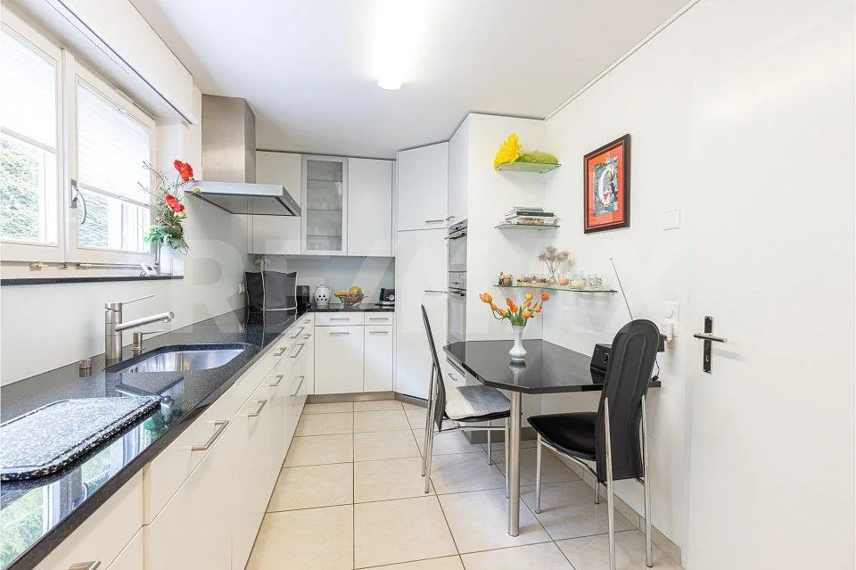 Nido d'Aquila, villa di 7 camere con vista panoramica, serra e piscina interna, 220 m² NWF, Schwyz (SZ)