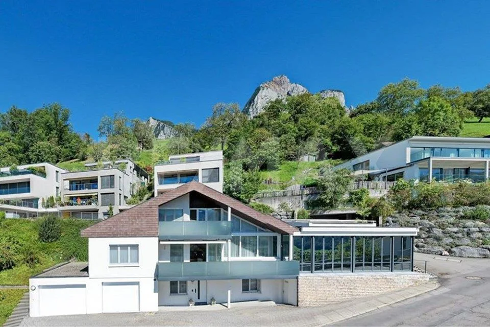 Nido d'Aquila, villa di 7 camere con vista panoramica, serra e piscina interna, 220 m² NWF, Schwyz (SZ)