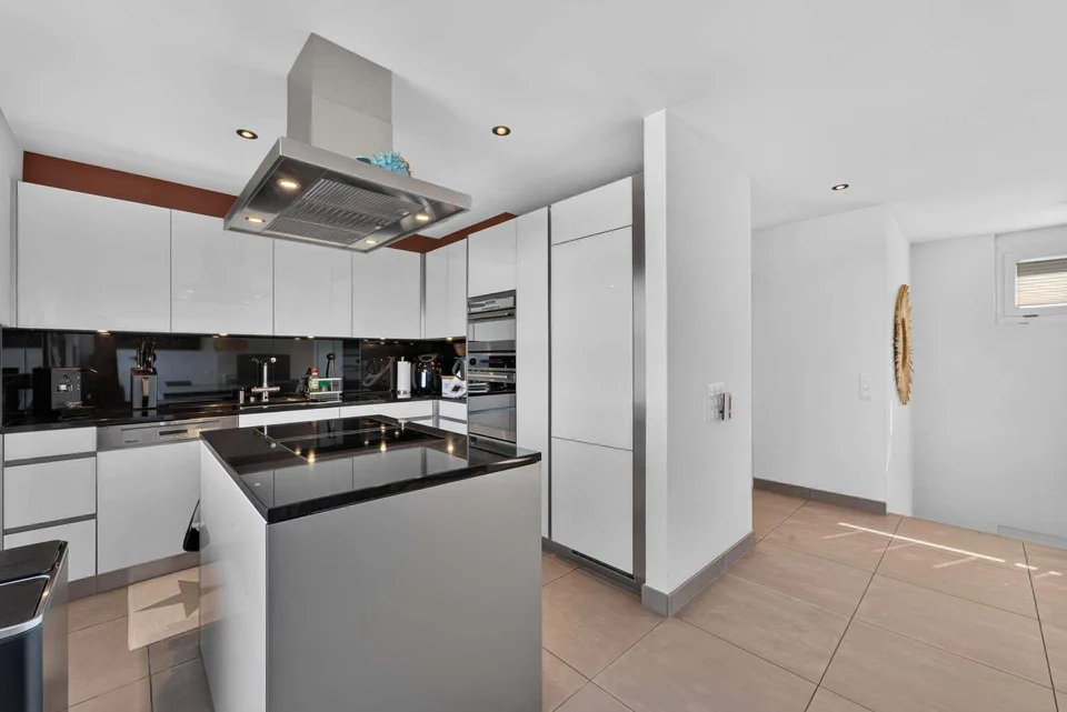 4.5-Zimmer-Maisonettewohnung mit grosszügigen Terrassen, Steingarten und hochwertigem Innenausbau