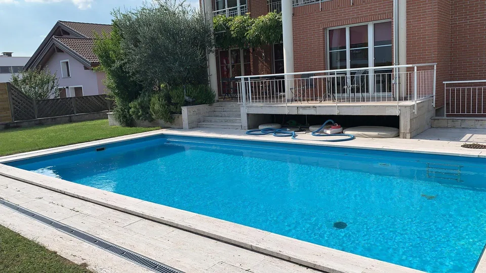 MODERNA VILLA SINGOLA CON GIARDINO E PISCINA