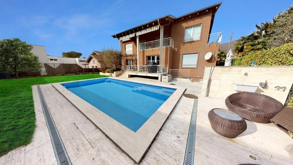 MODERNA VILLA SINGOLA CON GIARDINO E PISCINA