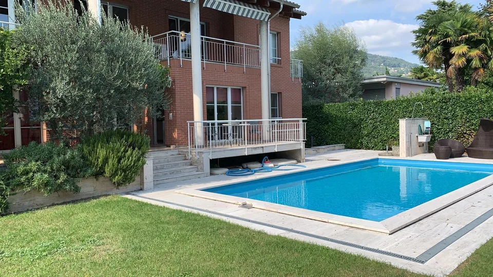 MODERNA VILLA SINGOLA CON GIARDINO E PISCINA