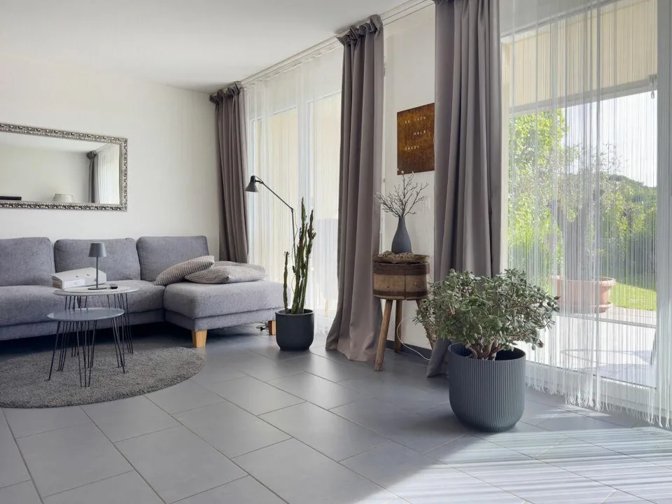 Einseitig angebautes 5.5-Zimmer-Doppeleinfamilienhaus mit pflegelei...