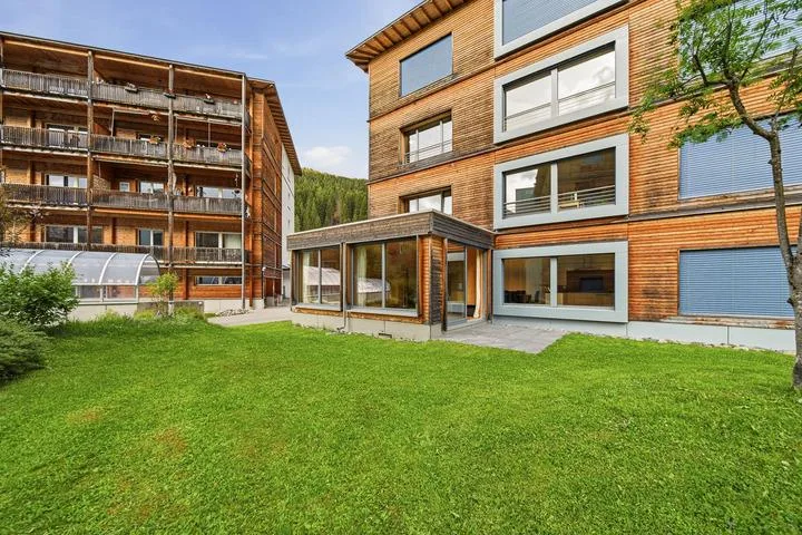 APPARTAMENTO DI ALTA QUALITÀ CON 3,5 CAMERE E GIARDINO IN POSIZIONE CENTRALE A DAVOS – foto 6 di 8