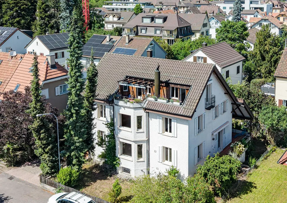 STATTLICHES EINFAMILIENHAUS: 7.5 ZIMMER AUF VIER ETAGEN