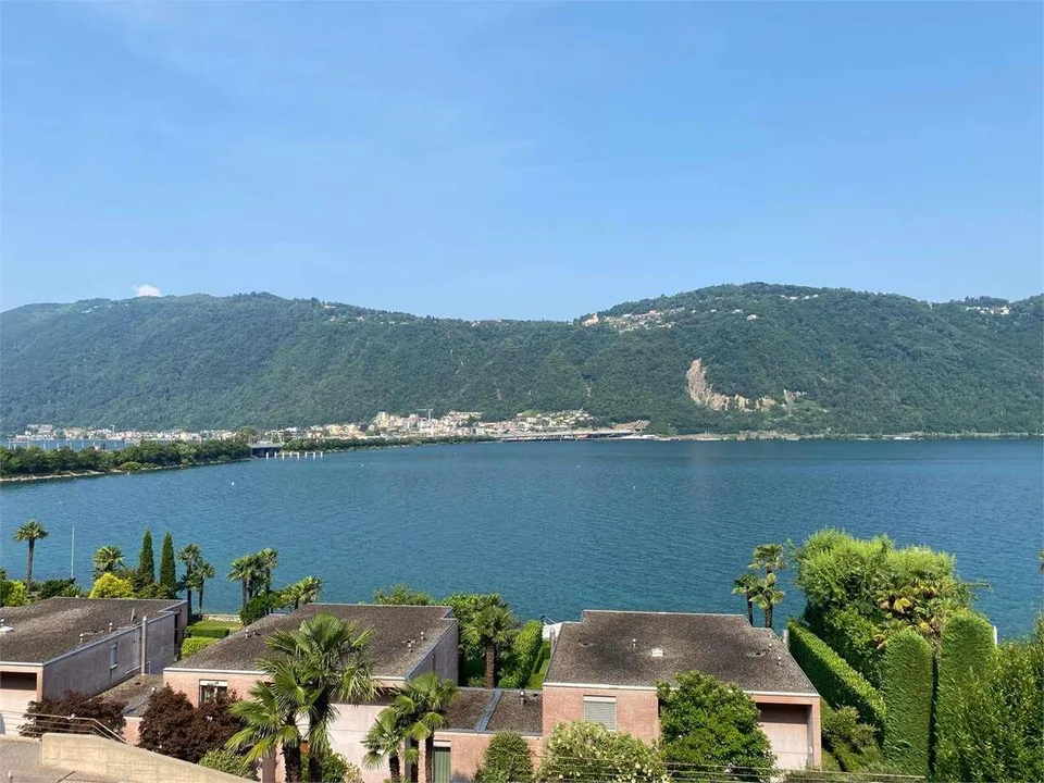 Bissone splendido attico con grande terrazza e splendida vista lago