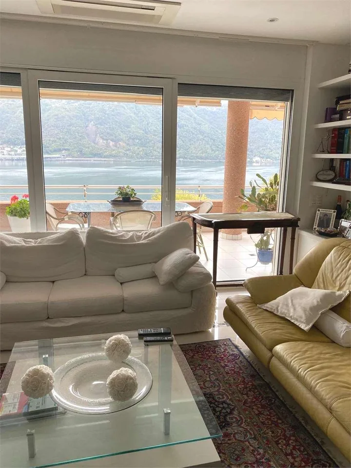 Bissone splendido attico con grande terrazza e splendida vista lago – photo 8 sur 13