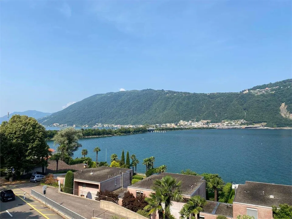 Bissone splendido attico con grande terrazza e splendida vista lago