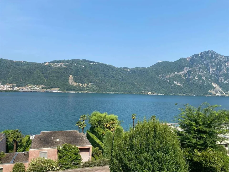 Bissone splendido attico con grande terrazza e splendida vista lago