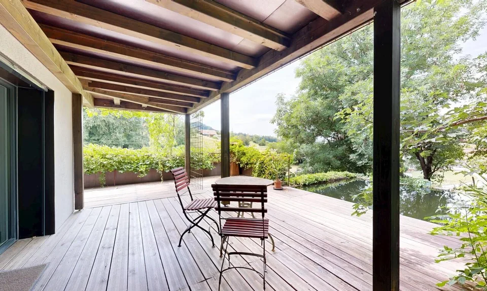 Modernes Wohnen im Grünen: 6.5 Zimmer Haus mit Schwimmteich