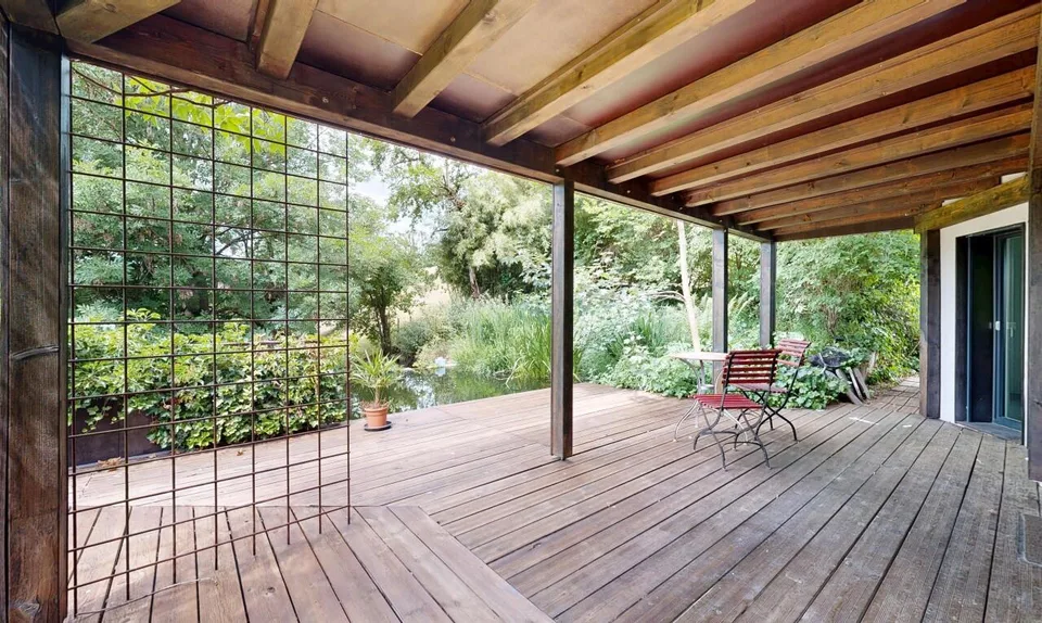 Modernes Wohnen im Grünen: 6.5 Zimmer Haus mit Schwimmteich