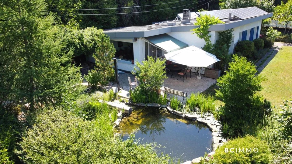 Propriété individuelle avec jardin arboré, bassin naturel et excell...